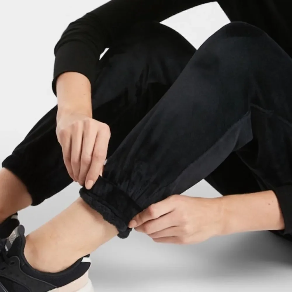 Athleta Double Cozy Karma black Recover Joggers sweatpants